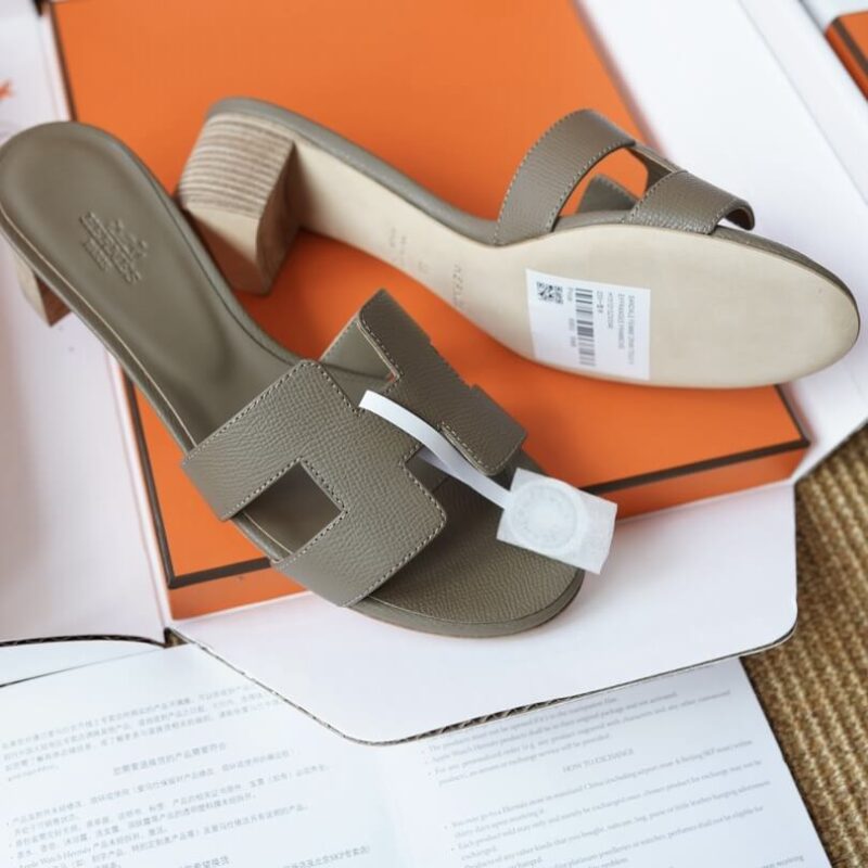 Hermes Oasis Sandals with Etoupe Epsom Leather - Image 2