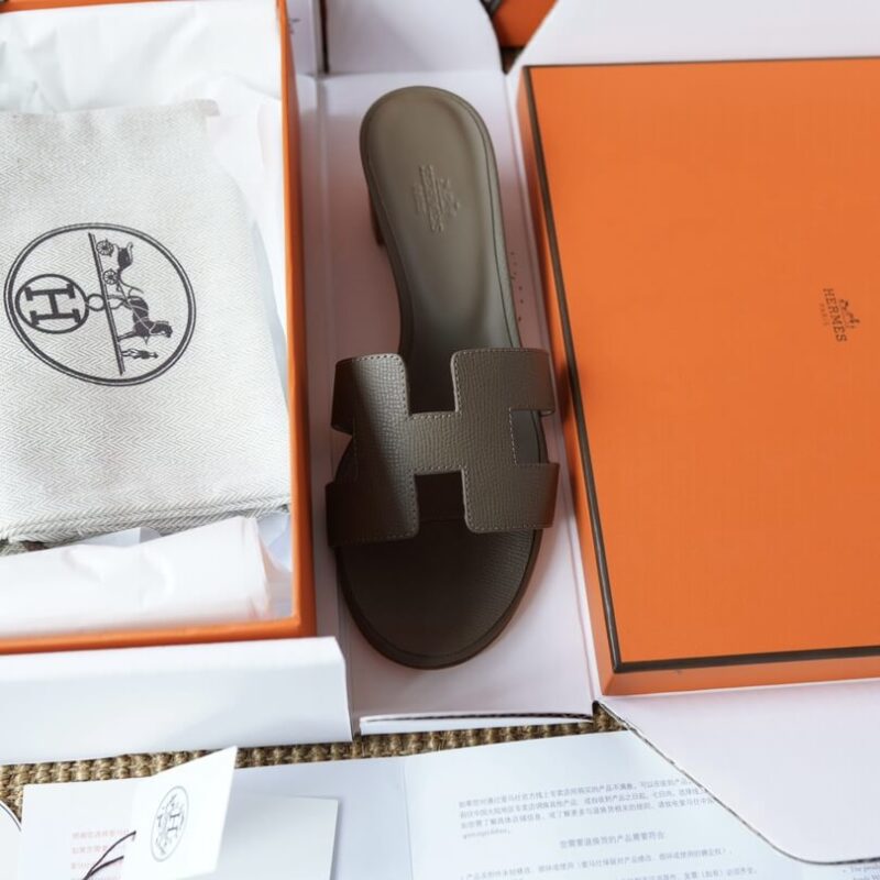 Hermes Oasis Sandals with Etoupe Epsom Leather - Image 3