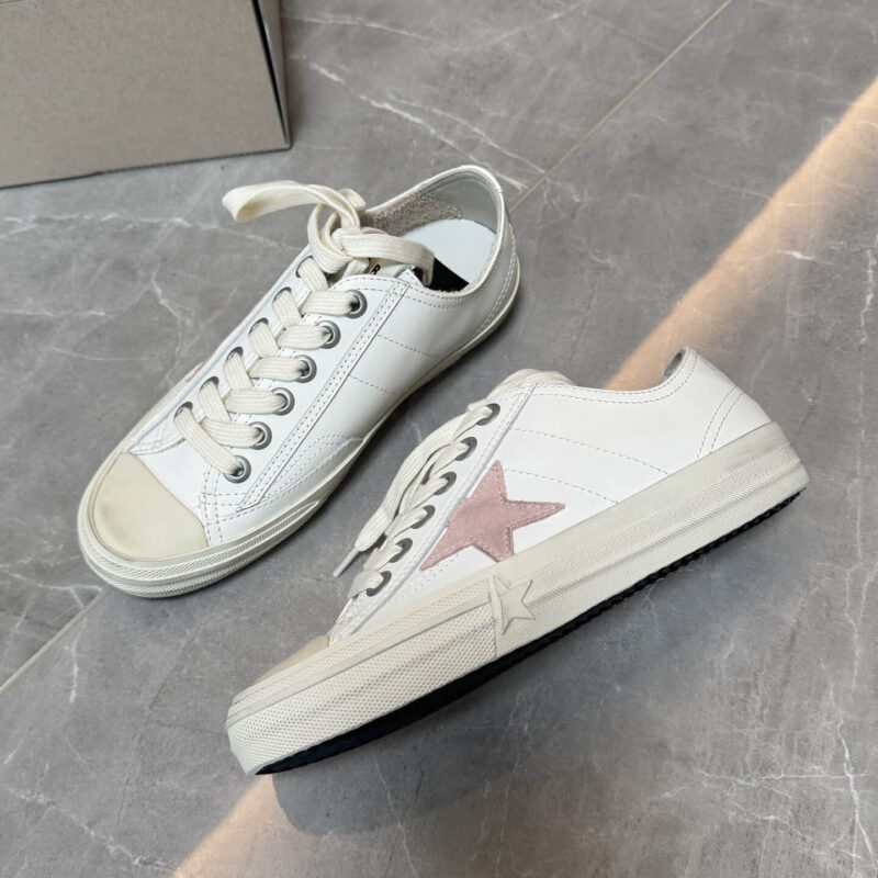 Golden Goose  V-star Low-top Sneakers White - Image 4