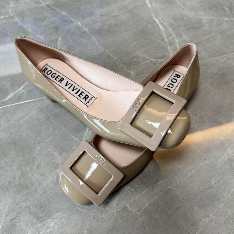 Roger Vivier Roundy Patent Leather Grey Buckle Pumps - Image 5